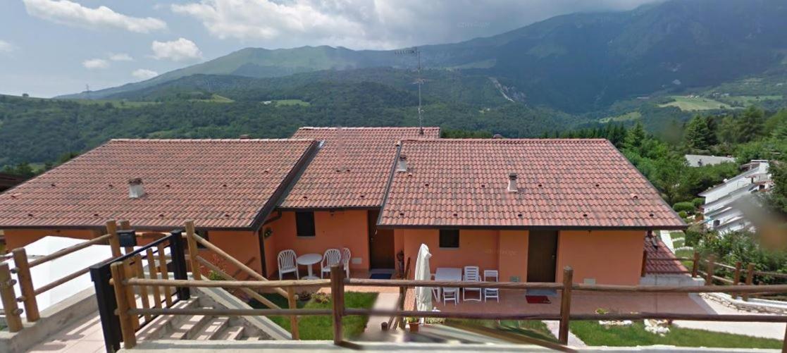 Casa Vacanze Rosalba Ferrara di Monte Baldo Buitenkant foto