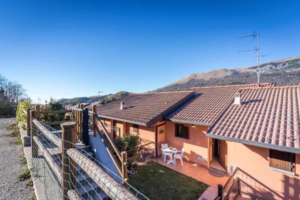Casa Vacanze Rosalba Ferrara di Monte Baldo Buitenkant foto